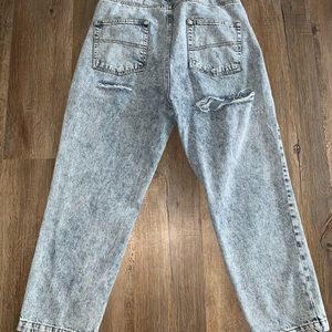 Super cute boyfriend jeans with butt rip!